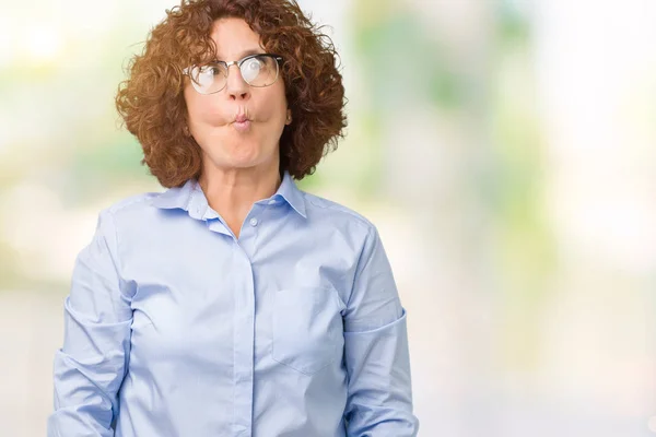 Schöne Seniorin Mittleren Alters Mit Brille Vor Isoliertem Hintergrund Die — Stockfoto