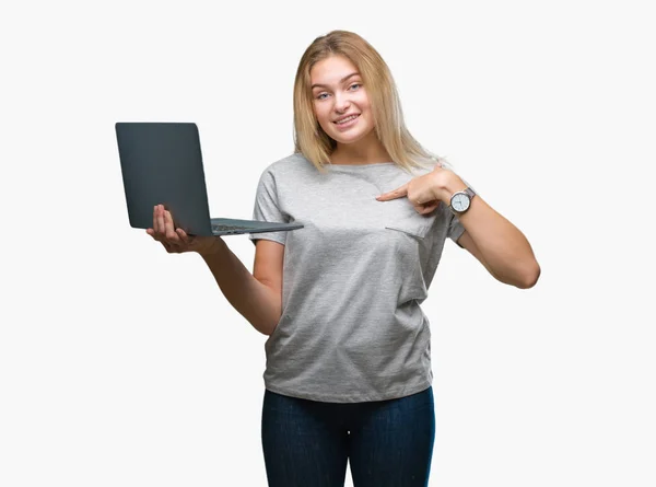 Joven Mujer Caucásica Usando Computadora Portátil Sobre Fondo Aislado Con —  Fotos de Stock