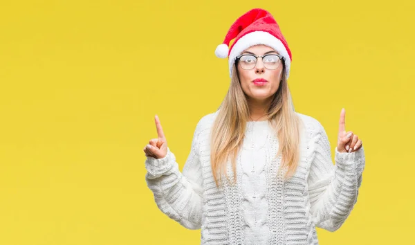 Junge Schöne Frau Mit Weihnachtsmütze Über Isoliertem Hintergrund Erstaunt Und — Stockfoto