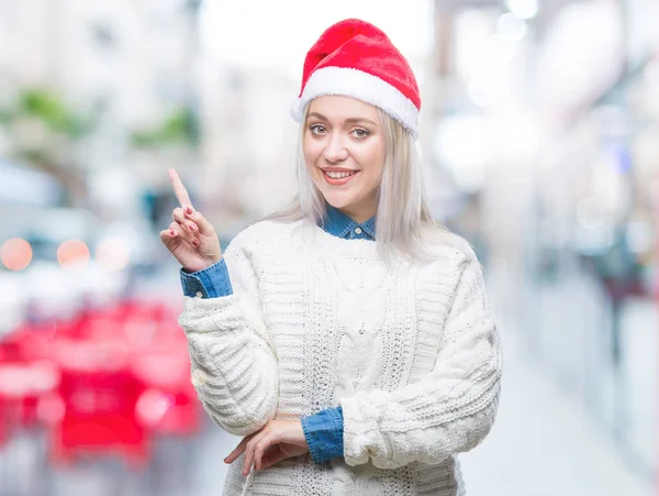 Junge Blonde Frau Mit Weihnachtsmütze Vor Isoliertem Hintergrund Mit Einem — Stockfoto