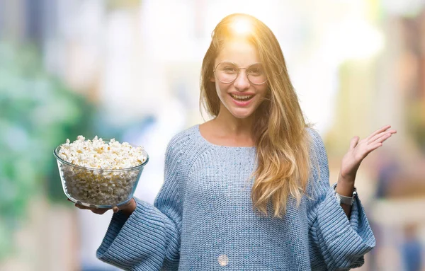 Молода Красива Блондинка Їсть Попкорн Над Ізольованим Тлом Дуже Щасливий — стокове фото