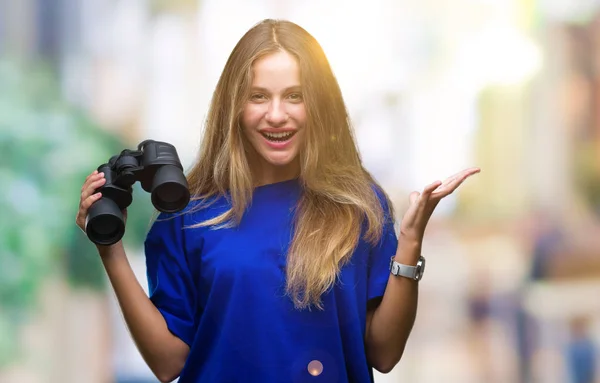 Unga Vackra Blonda Kvinnan Tittar Genom Kikaren Över Isolerade Bakgrund — Stockfoto