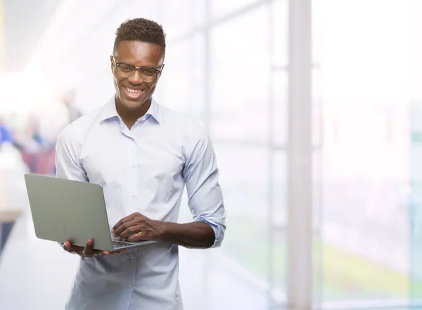 Jonge Afro Amerikaanse Zakenman Met Behulp Van Computer Laptop Met — Stockfoto