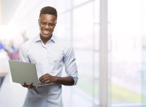 Joven Hombre Negocios Afroamericano Usando Computadora Portátil Con Una Cara — Foto de Stock