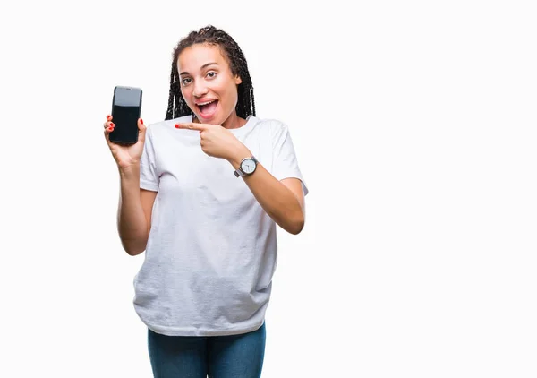 Ung Flätat Hår Afroamerikanska Flicka Visar Skärmen Smartphone Över Isolerade — Stockfoto