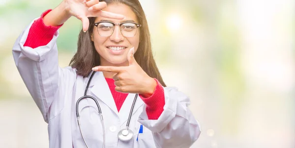 Genç Arap Doktor Kadın Elle Yapma Çerçeve Parmakları Ile Mutlu — Stok fotoğraf