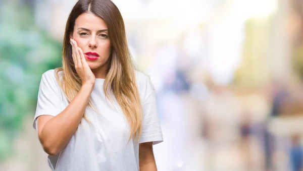 Mooie Jongedame Casual Wit Shirt Het Aanraken Van Geïsoleerde Achtergrond — Stockfoto