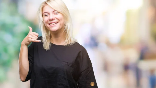 Joven Hermosa Mujer Rubia Sobre Fondo Aislado Sonriendo Haciendo Gesto —  Fotos de Stock