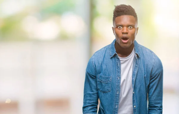 Νεαρός Αφρικανική Αμερικανική Άνθρωπος Πέρα Από Απομονωμένο Υπόβαθρο Φοβάται Και — Φωτογραφία Αρχείου