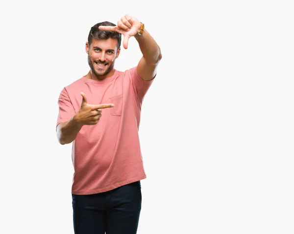 Jovem Homem Bonito Sobre Fundo Isolado Sorrindo Fazendo Quadro Com — Fotografia de Stock