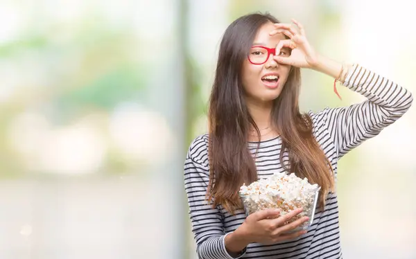 Młoda Kobieta Azjatyckich Jedzenie Popcorn Białym Tle Szczęśliwy Twarz Uśmiechający — Zdjęcie stockowe