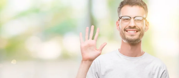 Young Getatoeëerd Volwassen Man Tonen Omhoog Met Vingers Nummer Vijf — Stockfoto