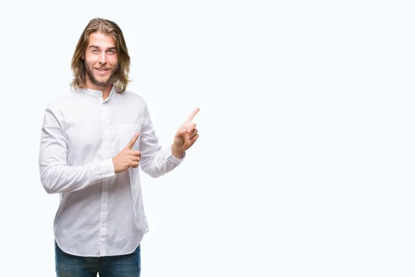 Homem Bonito Jovem Com Cabelos Longos Sobre Fundo Isolado Sorrindo — Fotografia de Stock