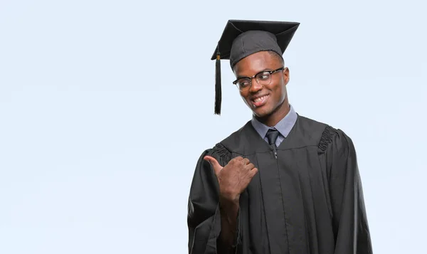 Молодий Закінчив Афроамериканців Людини Над Ізольованих Фон Посміхається Щасливим Обличчям — стокове фото