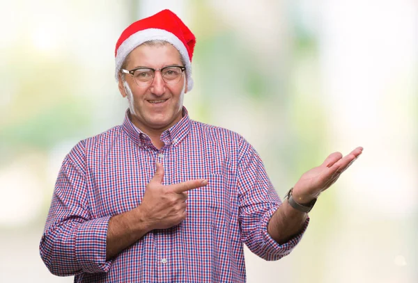 Hombre Mayor Guapo Con Sombrero Navidad Sobre Fondo Aislado Sorprendido — Foto de Stock