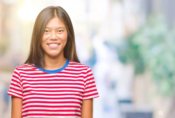 若いアジア女性の顔に幸せとクールな笑顔で孤立した背景の上 幸運な人 — ストック写真