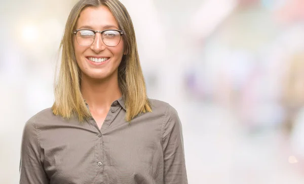 Jovem Mulher Bonita Sobre Fundo Isolado Com Sorriso Feliz Legal — Fotografia de Stock