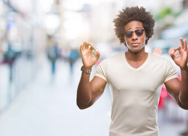 Afro American Man Noszenia Okularów Przeciwsłonecznych Białym Tle Relaks Uśmiechnięte — Zdjęcie stockowe