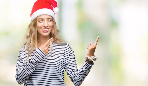 Красивая Молодая Блондинка Рождественской Шляпе Изолированном Фоне Улыбается Смотрит Камеру — стоковое фото
