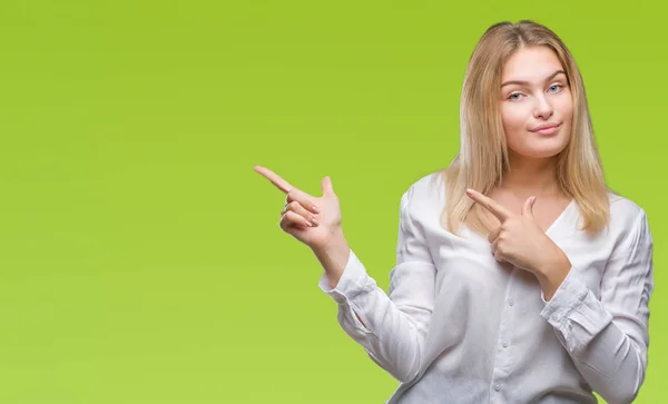 Joven Mujer Caucásica Sobre Fondo Aislado Sonriendo Mirando Cámara Apuntando — Foto de Stock