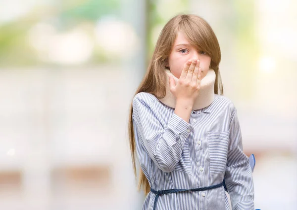 Jonge Blonde Kind Gewond Dragen Nek Kraag Krukken Dekking Mond — Stockfoto