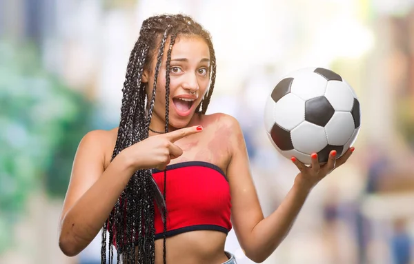 Молодые Плетеные Волосы Африканский Американец Родинкой Держа Футбольный Мяч Изолированном — стоковое фото