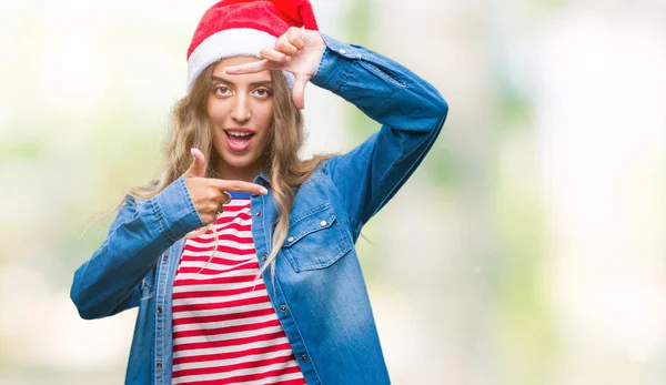 Красивая Молодая Блондинка Рождественской Шляпе Изолированном Фоне Улыбается Делая Рамку — стоковое фото