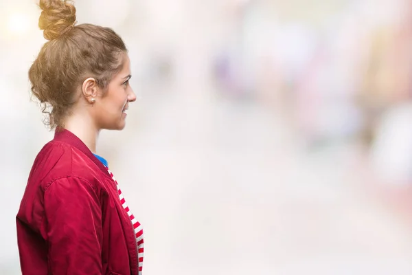 Güzel Esmer Kıvırcık Saç Üzerinde Bir Ceket Giyen Genç Kız — Stok fotoğraf