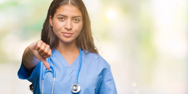 Joven Médico Árabe Cirujano Mujer Sobre Fondo Aislado Buscando Infeliz —  Fotos de Stock