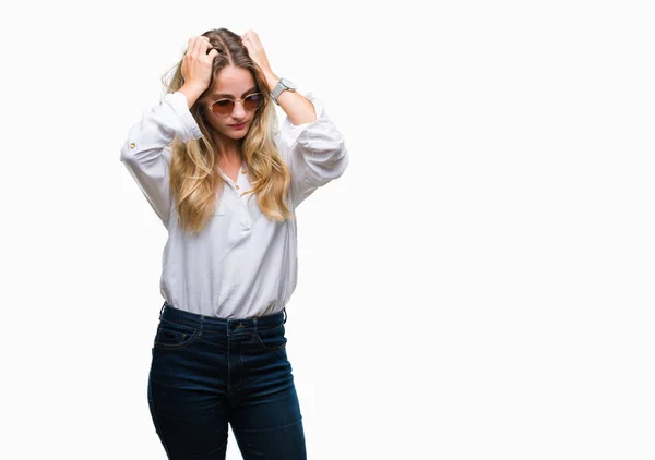 Jonge Mooie Blonde Vrouw Dragen Van Een Zonnebril Geïsoleerde Achtergrond — Stockfoto