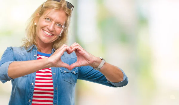 Mujer Rubia Mediana Edad Sobre Fondo Aislado Sonriendo Amor Mostrando —  Fotos de Stock