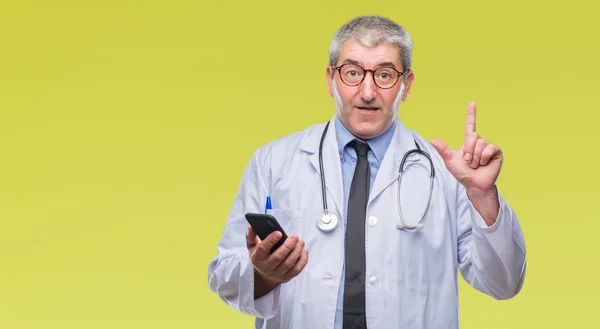 Stilig Senior Doktor Man Sms Sändande Meddelande Med Smarpthone Isolerade — Stockfoto