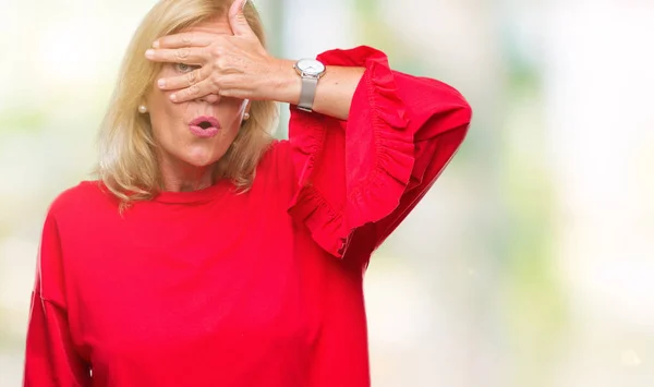Blonde Frau Mittleren Alters Über Isoliertem Hintergrund Die Schockiert Gesicht — Stockfoto