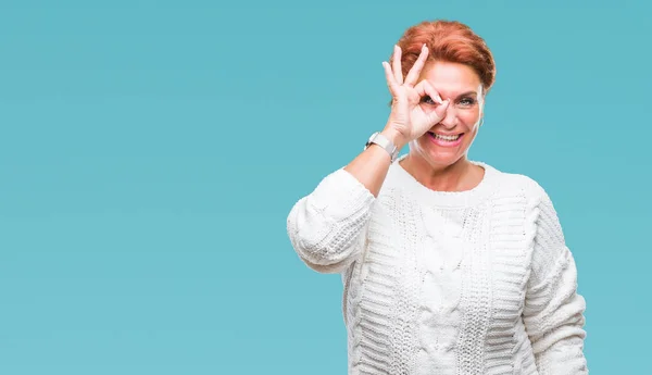 Attractief Senior Kaukasische Roodharige Vrouw Winter Trui Dragen Geïsoleerde Achtergrond — Stockfoto