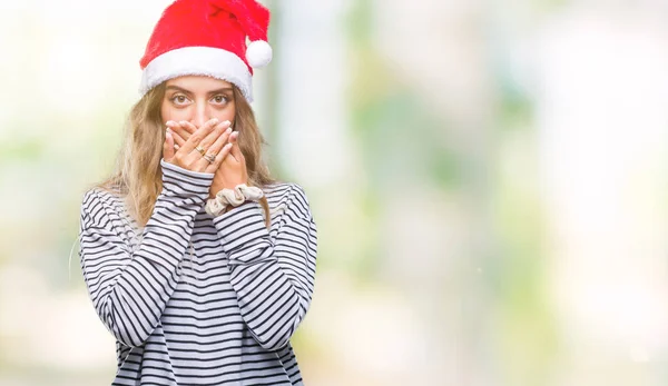 Linda Jovem Loira Vestindo Chapéu Natal Sobre Fundo Isolado Chocado — Fotografia de Stock