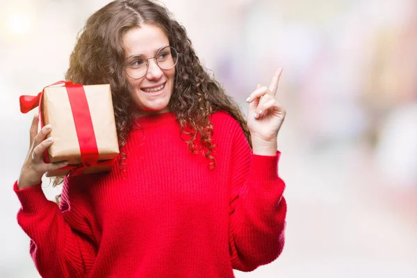 Jeune Fille Brune Tenant Cadeau Sur Fond Isolé Très Heureux — Photo