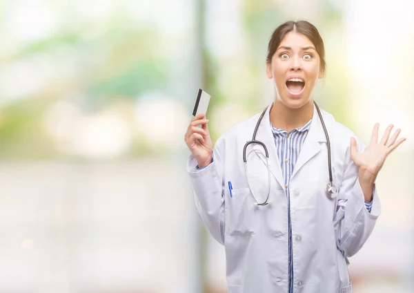 Jovem Médica Hispânica Segurando Cartão Crédito Muito Feliz Animado Expressão — Fotografia de Stock