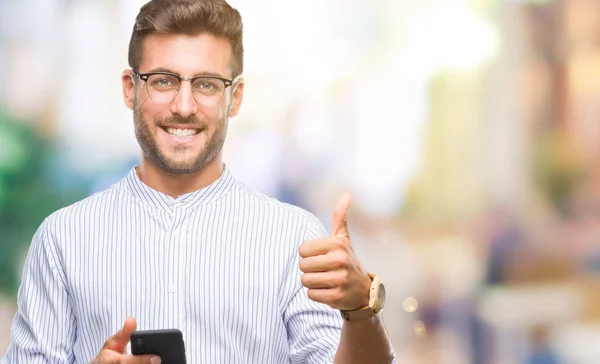 Jovem Homem Bonito Mensagens Usando Smartphone Sobre Fundo Isolado Feliz — Fotografia de Stock