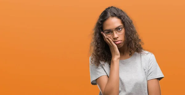 美丽的年轻西班牙裔妇女戴眼镜思考看累了 厌倦了与交叉手臂抑郁症问题 — 图库照片