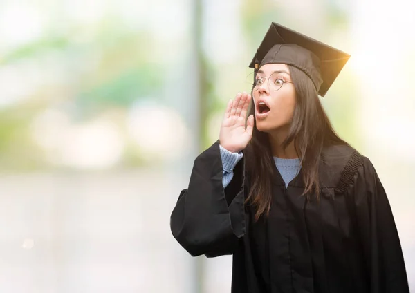 Jonge Spaanse Vrouw Die Afstudeerde Glb Uniforme Schreeuwen Schreeuwen Luid — Stockfoto