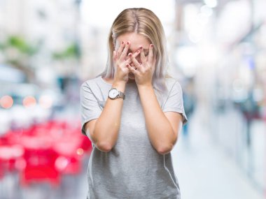 Genç Sarışın kadın ağlayarak süre elleriyle yüzünü kapsayan üzgün ifade ile izole arka plan yüzünden. Depresyon kavramı.