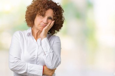 İzole arka plan düşünme seyir üzerinde güzel orta ager üst düzey businees kadın yorgun ve sıkılmış çapraz silah depresyon sorunları ile.