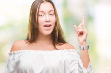 Başarılı fikirle parmağı yukarıyı izole arka plan üzerinde genç Kafkas güzel kadın. Çıktıktan ve mutlu. Bir numara.