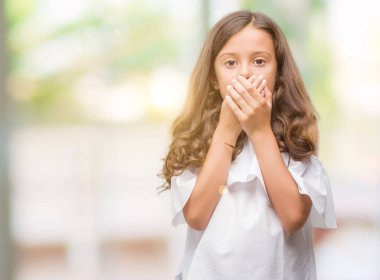 Esmer Latin kız hata için ellerle ağız kapsayan şok. Gizli kavramı.