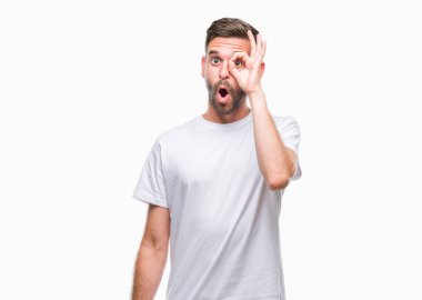 Sürpriz yüz, göz parmaklarının arasından seyir yakışıklı delikanlı ok jest yapıyor izole arka plan üzerinde şok. İmansız ifade.