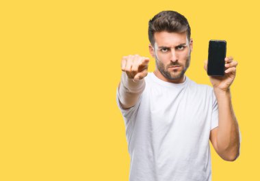 Yakışıklı delikanlı gösteren smartphone ekran kamera ve size parmak ile işaret izole arka plan üzerinde el işareti, pozitif ve kendinden emin bir jest ön