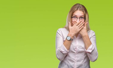 Üzerinde gözlük takan Genç beyaz iş kadını arka plan ağız hata için elleriyle kapsayan şok izole. Gizli kavramı.