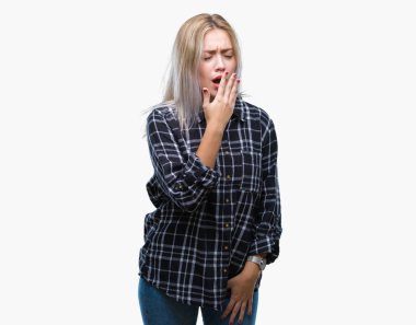 Sarışın genç kadın izole arka plan üzerinde el ile ağız kapsayan yorgun esneme sıkılmış. Restless ve uyku hali.