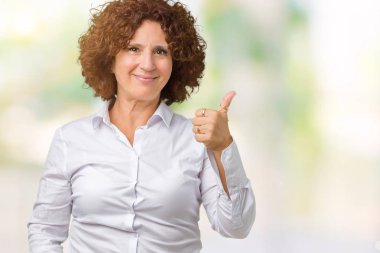 Güzel orta ager üst düzey businees kadın hareketi el ile mutlu yaşasın yapıyor izole arka plan yüzünden. Başarı gösteren kameraya bakarak ifade onaylama.