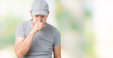 Yakışıklı orta yaş ağarmış komuta sizde Spor şapkası üzerinde soğuk veya bronşit için arka plan duygu hasta ve semptom olarak öksürük izole. Sağlık kavramı.